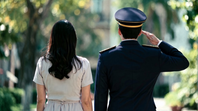 미국 럿거스대 케일라 핸리(2025) 연구에 따르면 뉴저지주 현직 경찰관 아내 15명을 심층면담한 결과, 아내들은 남편의 감정을 먼저 챙기느라 자신의 정서적 욕구를 부모·형제, 심지어 자녀에게 기대는 '대리 파트너' 현상을 겪고, 남편의 야간·교대근무에 맞춰 가사와 육아를 사실상 혼자 떠안는 것으로 나타났다. 연구진은 경찰관 정신건강 지원이 경찰관 본인에게만 집중돼 있다며 배우자를 위한 비밀보장 상담창구와 배우자 간 지원체계 마련이 시급하다고 강조했다. 이미지 디자인=로이슈 AI 디자인팀(*본 이미지는 기사내용의 이해를 돕기 위해 AI로 생성한 것입니다.)