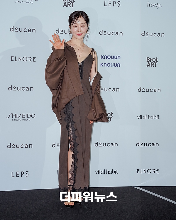1일 오전 서울 동대문 DDP에서 두칸 2027 S/S 서울패션위크 포토월 행사가 진행되었다.오나라가 포토월에서 포즈를 취하고 있다.