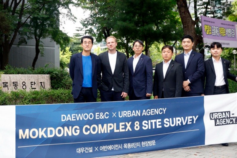 목동8단지를 방문한 대우건설과 어반에이전시 관계자들. 어반에이전시 공동창업자 박희찬, 헤닝 슈튀벤(왼쪽에서 첫번째, 두번째).(사진=대우건설)