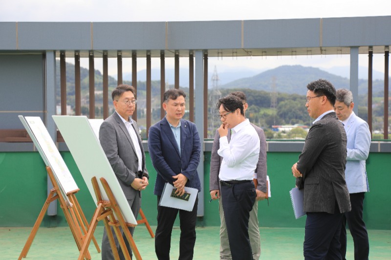 2일(수) 이성훈 LH 사장(가운데)이 광명시흥 공공주택지구 현장에서 사업추진현황을 보고받고 있다.(사진=LH)