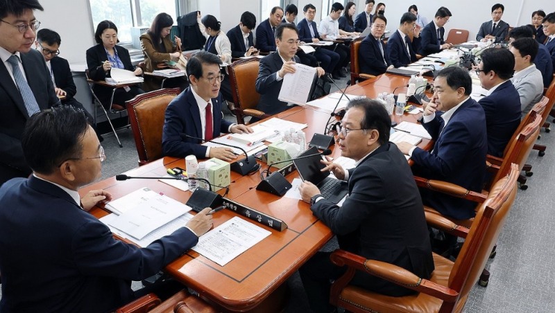 대화하는 유상범 소위원장과 정태호 간사(사진=연합뉴스)