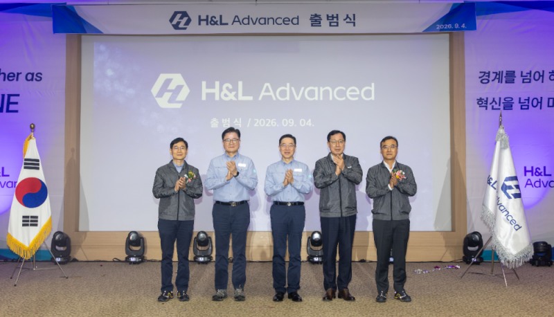 (왼쪽부터) 조남수 H&L Advanced 공동대표, 정임주 HD현대오일뱅크 대표, 송명준 HD현대오일뱅크 대표, 이영준 롯데그룹 화학군 총괄대표, 천양식 H&L Advanced 공동대표.(사진=HD현대)
