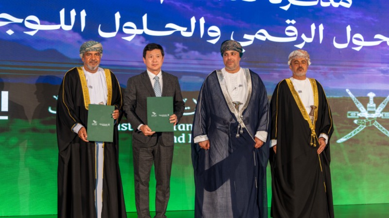 (왼쪽부터) 오만 교통부 교통부문 차관: 카미스 빈 모하메드 알 샤막키(Khamis bin Mohammed Al Shammakhi), 현대차그룹 미래전략본부장 정호근 부사장, 오만 도파르 주 주지사 마르완 빈 투르키 알 사이드(H.H. Sayyid Marwan bin Turki Al Said), MTCIT 장관 사이드 빈 하무드 알 마왈리(Said bin Hamoud Al Maawali).(사진=현대차그룹)