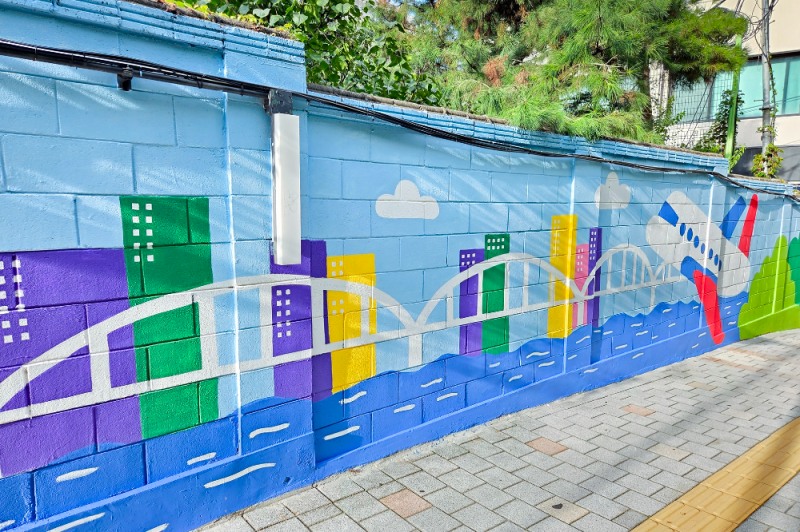 벽화 그리기 봉사활동으로 벽면이 밝고 산뜻하게 새단장된 모습.(사진=대한항공)