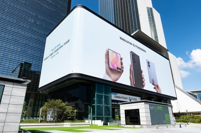서울 코엑스에서 진행 중인 삼성전자 갤럭시 Z 폴드8 시리즈를 활용한 '웰컴 투 폴더블(Welcome to Foldables)' 옥외 광고 모습. 사진=삼성전자