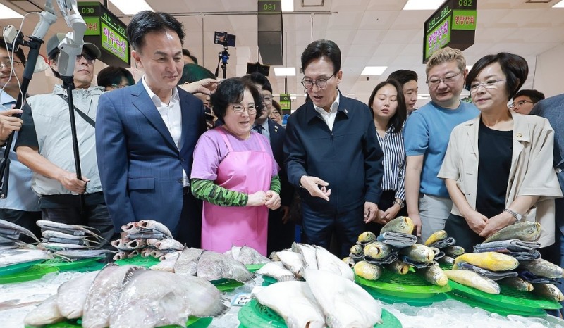 노량진수산시장 방문한 민주당 김민석 대표(사진=연합뉴스)