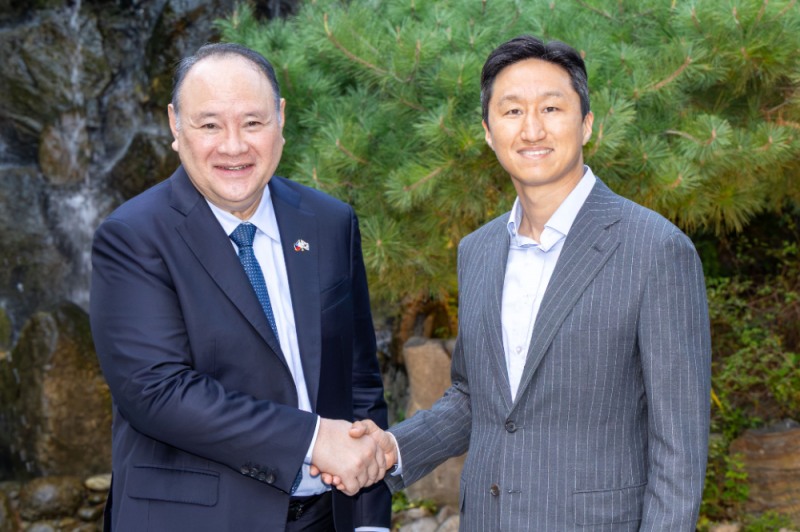 지난 7일(월) HD현대 정기선 회장(오른쪽)과 길베르토 테오도로 주니어 필리핀 국방장관이 만나 기념사진을 촬영하고 있다.(사진=HD현대)