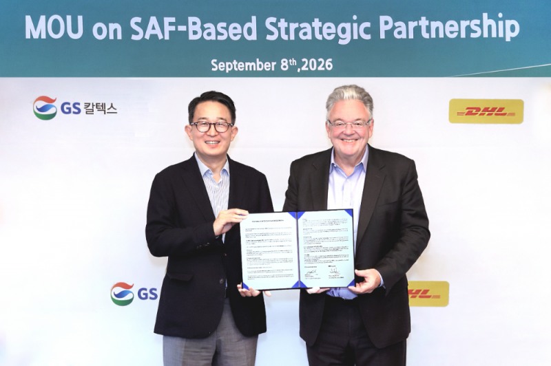 (왼쪽부터) GS칼텍스 Mobility & Marketing 본부 김창수 부사장과 DHL 익스프레스 존 피어슨 최고경영자(CEO).(사진=GS칼텍스)