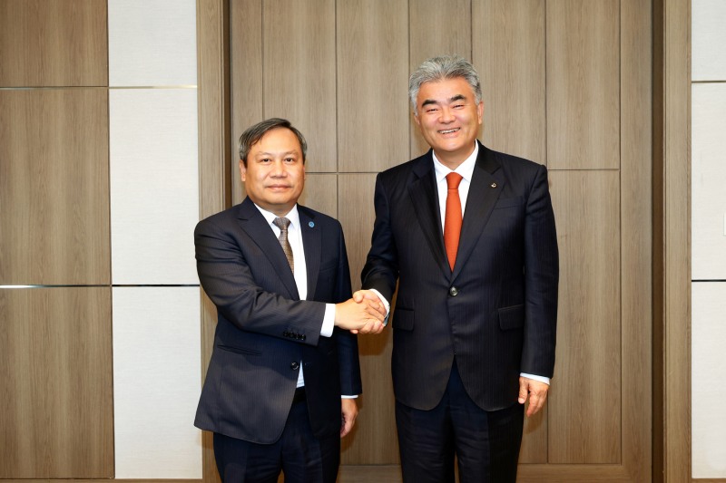 지난 8일 화요일 오후, 소공동 더그랜드롯데 서울에서 만난 정원주 대우건설 회장(오른쪽)과 부 다이 탕 베트남 하노이 시장(왼쪽).(사진=대우건설)
