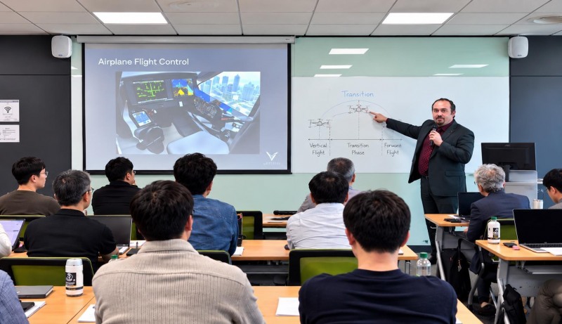 2025년 「신비행체 자격증명 교육프로그램」에 참여한 미국 Joby Aviation의 전문가가 강연하는 모습.(사진=TS)