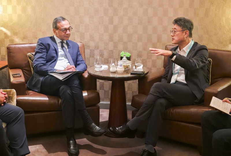 정재헌 SKT CEO(사진 오른쪽)와 비벡 바드리나트(Vivek Badrinath) GSMA 사무총장이 의견을 나누는 모습. 사진=SK텔레콤