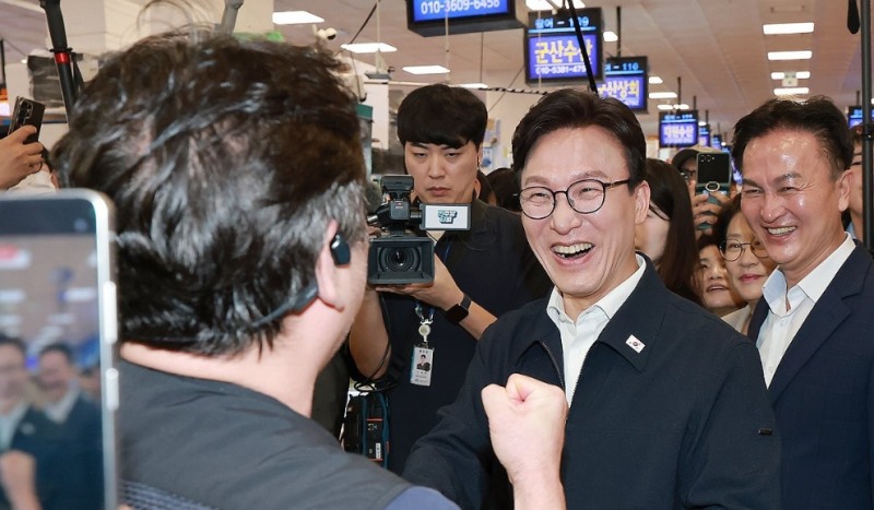 상인과 인사 나누는 민주당 김민석 대표(사진=연합뉴스)