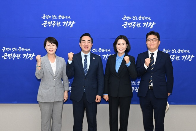 우성빈 기장군수(오른쪽 두번째)와 박홍근 기획예산처 장관(왼쪽 두번째) 등 관계자들이 10일 기장군청에서 지역 현안 논의를 마친 후 기념촬영을 하고 있다.(사진제공=부산 기장군)