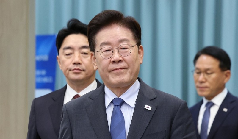 수석보좌관회의 입장하는 이재명 대통령(사진=연합뉴스)
