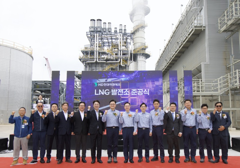 4일(월) 충남 서산시에 위치한 HD현대이앤에프 LNG 열병합발전소 준공식에 참여한 임직원들이 기념 사진을 촬영하고 있다. (왼쪽 일곱번째부터 정임주 HD현대오일뱅크 부사장, 송명준 HD현대오일뱅크 사장, 오른쪽 세번째 김명현 HD현대이앤에프 대표).(사진=HD현대)