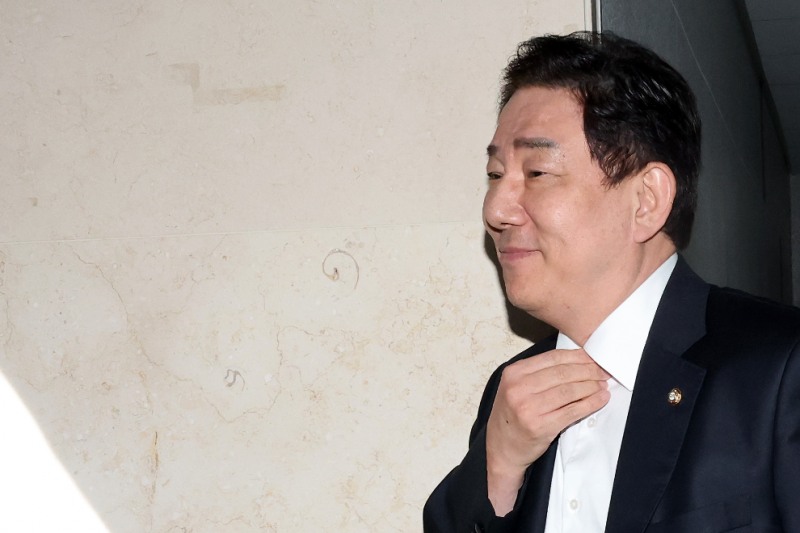 의원실 나서는 김병기 의원(사진=연합뉴스)