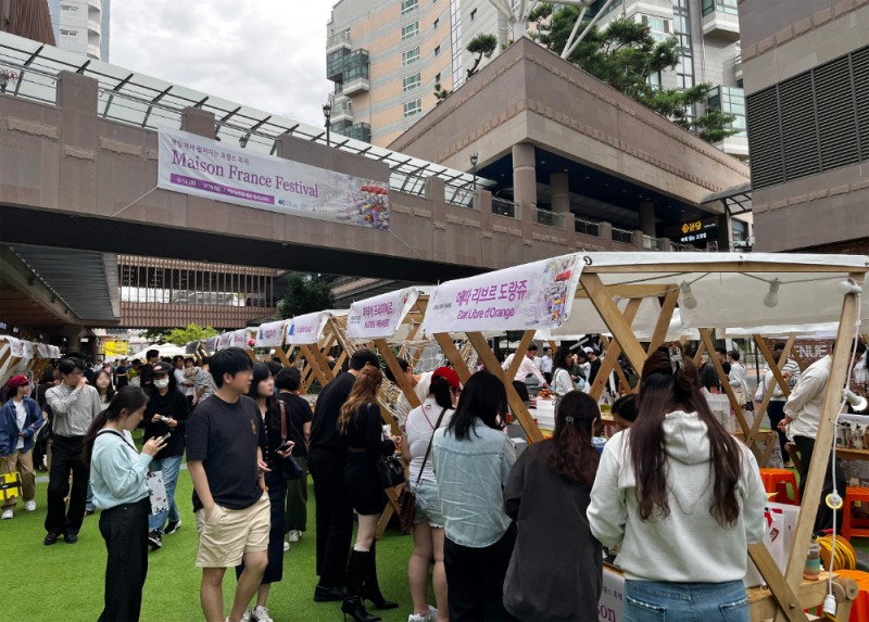 지난 13일 경기 수원시 아브뉴프랑 광교에서 열린 ‘메종 프랑스 페스티벌’ 행사장에서 방문객들이 팝업존을 둘러보고 있다.(사진=호반그룹)