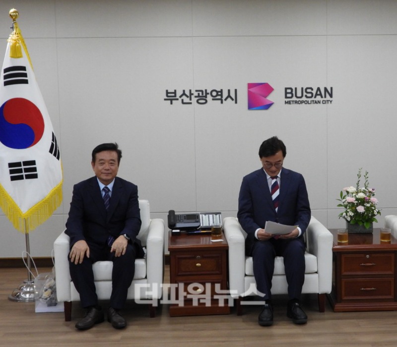 박기남 부산광역시어린이집연합회장(왼쪽)이 해외 재난 지역 구호 성금 전달식에 참석했다. (사진=김지윤 기자)
