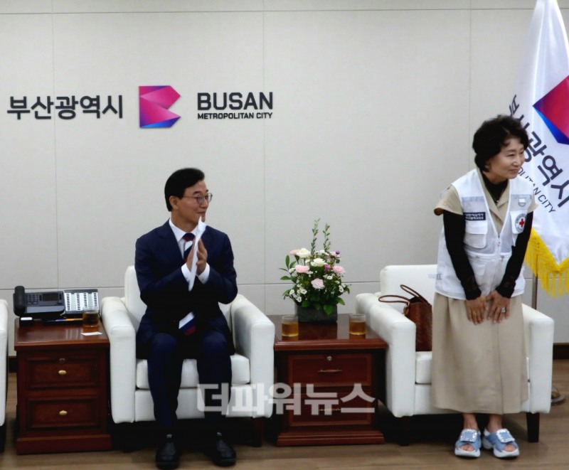 조현숙 대한적십자사 부산지사 부회장이 행사에 앞서 구호 성금 모금에 동참한 어린이집 원아들과 보육 관계자들에게 감사의 인사를 전하고 있다. (사진=김지윤 기자)
