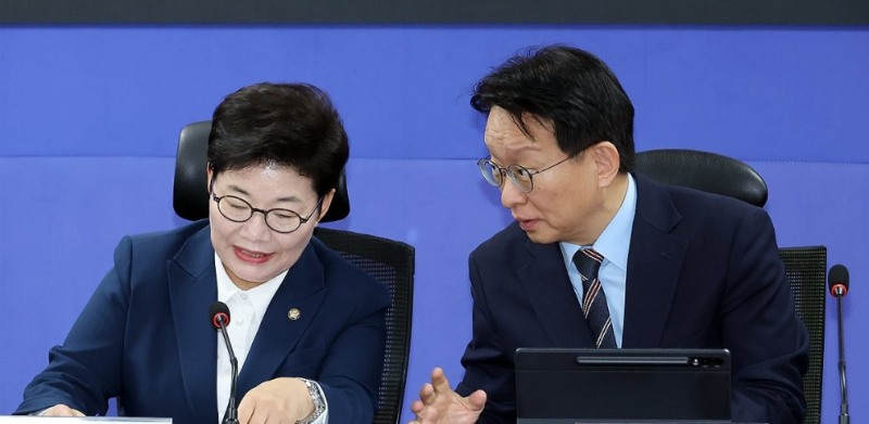 얘기 나누는 여야 정책위의장(사진=연합뉴스)