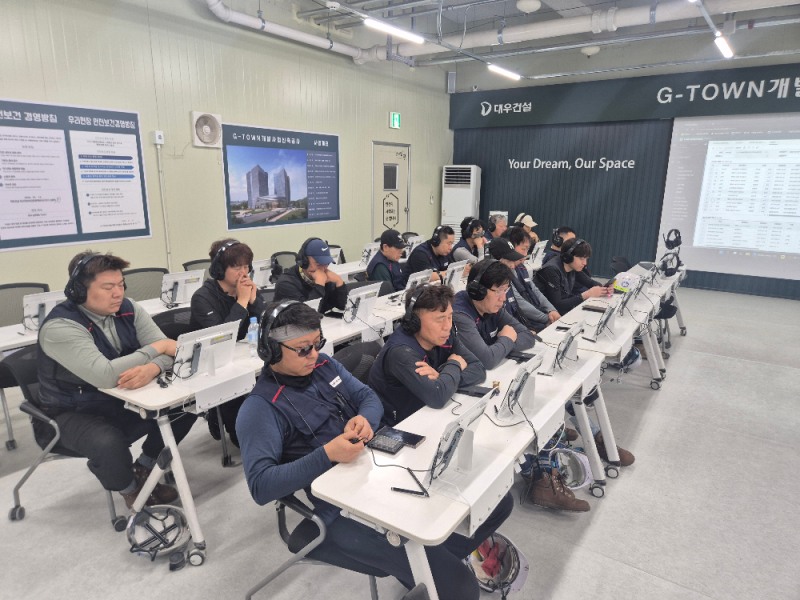 과천 G-TOWN 개발사업 신축공사 현장에서 태블릿 기반 스마트 안전교육을 진행중이다.(사진=대우건설)