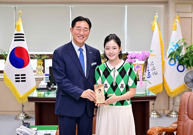 ▲가수 김태연 양(사진 우측)이 장성군 홍보대사로 위촉됐다.(사진=장성군 제공)