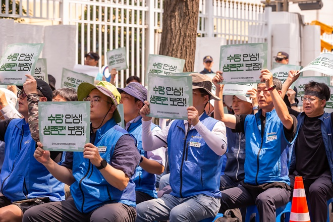 지난 6월 30일 정부서울청사 일대에서 내년도 임금인상 요구 간부결의대회에서 공노총 조합원들이 정부에 초과근무 수당 인상을 비롯해 제도개선을 요구하는 구호를 외치는 모습.(사진제공=공노총)