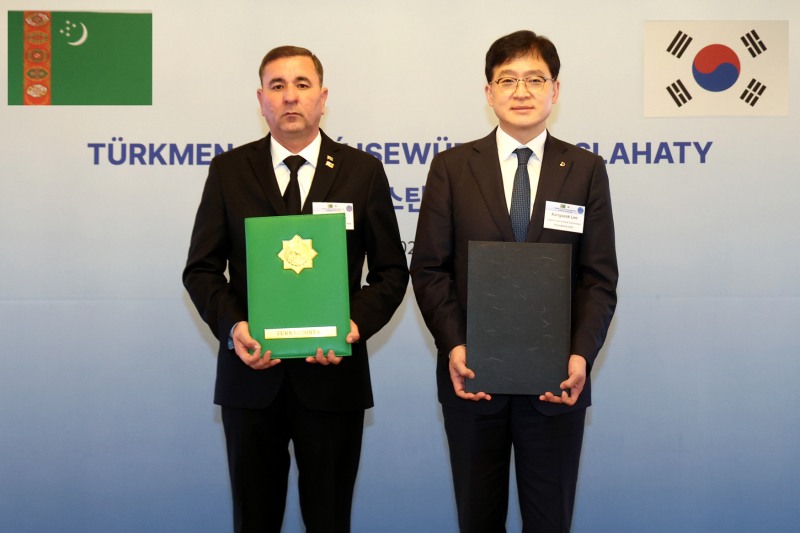 (왼쪽부터) 두르디 겐지예프(Durdy Genjiyev) 투르크메니스탄 수자원관리위원회 위원장, 이강석 대우건설 대표.(사진=대우건설)
