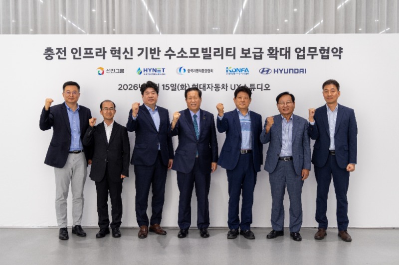 (왼쪽부터) 현대차 비즈니스이노베이션실장 박승원 상무, 한국자동차환경협회 황계영 회장, 하이넷 송성호 대표이사, 선진그룹 신재호 회장, 선진그룹 박홍제 부회장, 한국천연가스수소충전협회 강정구 협회장, 현대차 인천지역본부장 김련우 상무가 기념 촬영을 하는 모습.(사진=현대자동차)