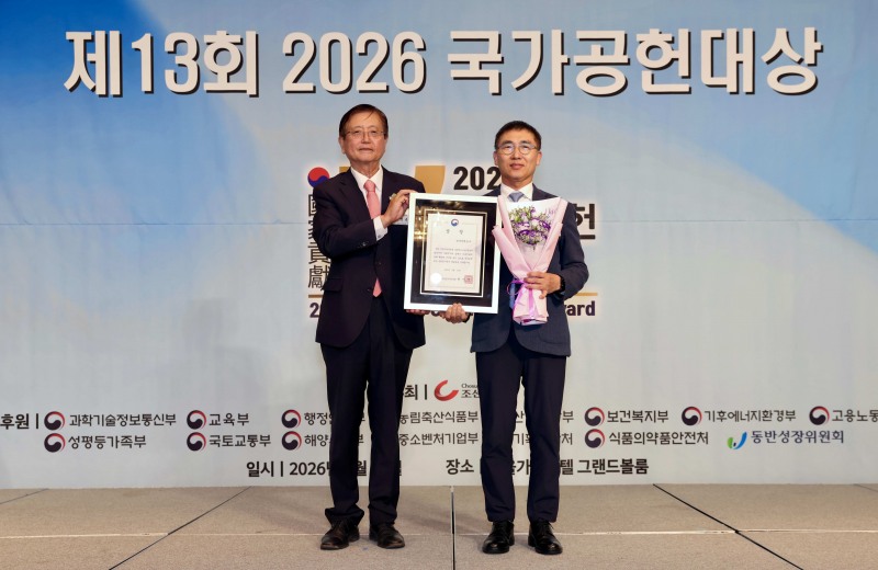 ▲한국전력이 제13회 2026 국가공헌대상에서 가족친화적 조직문화 확산의 공로를 인정 받아 연원섭 한국전력 인사처장(사진 오른쪽)이 대표로 성평등가족부 장관상을 수상했다.(사진=한국전력공사 제공)