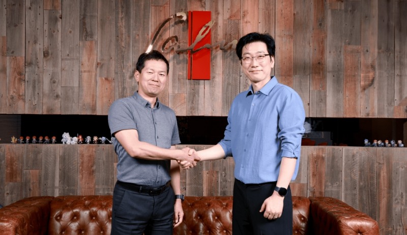 곤도 도시히로 니혼 팔콤 대표(왼쪽)와 박성준 네오위즈 공동대표(오른쪽)가 9월 15일 니혼 팔콤 사옥에서 ‘영웅전설3 하얀마녀’ IP 계약 체결을 기념해 촬영하고 있다. 사진=네오위즈