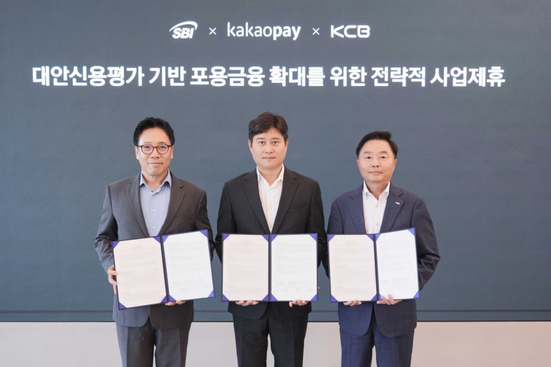 카카오페이 신원근 대표(가운데)와 SBI저축은행 김문석 대표(왼쪽), KCB 이성욱 대표(오른쪽)가 지난 16일 경기도 판교 카카오페이 오피스에서 진행한 포용금융 확대를 위한 전략적 사업 제휴 협약식에서 기념촬영을 진행하고 있다. 사진=카카오페이