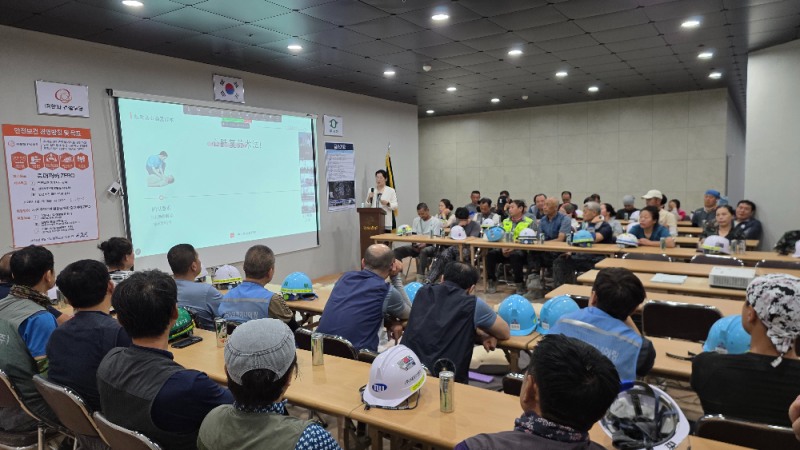 외국인 근로자들이 외국인 안전문화 지도사의 강의를 경청하고 있다.(사진=한화 건설부문)