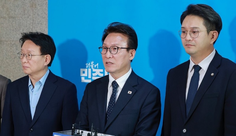이재명 대통령 기자회견 시청 마치고 취재진 만난 민주당 김민석(사진=연합뉴스)