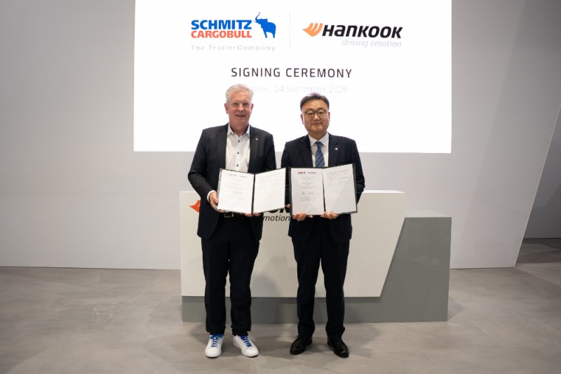(왼쪽부터) 안드레아스 슈미츠(Andreas Schmitz) 슈미츠 카고불(Schmitz Cargobull) 대표이사(CEO), 박종호 한국타이어 유럽 본부장 사장.(사진=한국타이어)