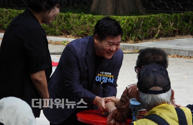 이정식(민주당, 연제구 지역위원장)이 '따뜻한 밥상' 행사장을 찾아 어르신들께 인사를 전하고 있다.