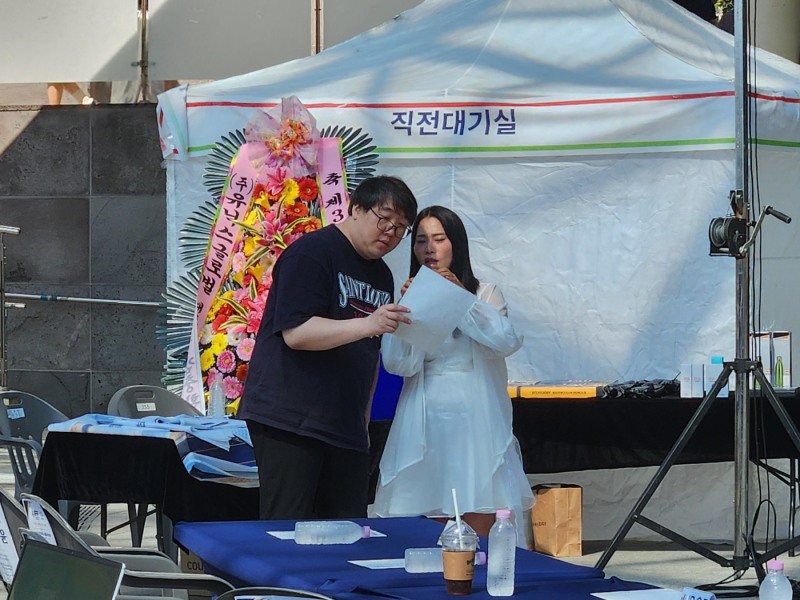 명세영 회장가 사회자에게 현장 지휘를 하고 있다.