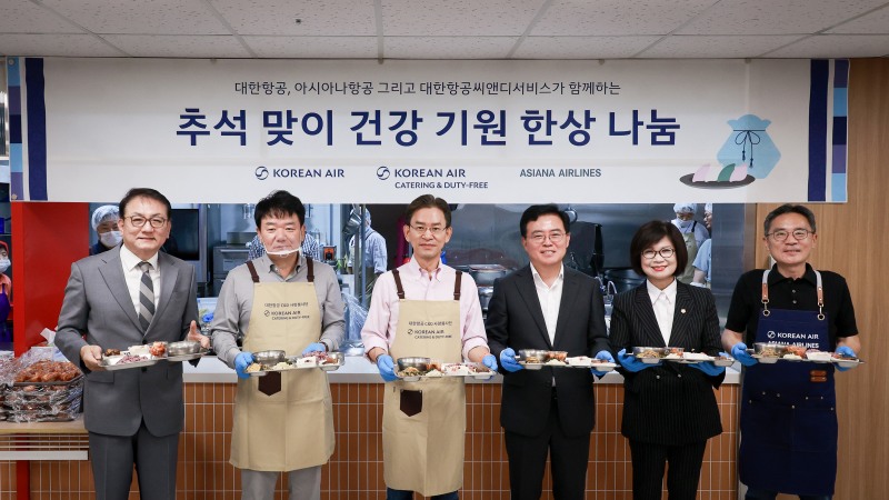 추석맞이 배식 봉사활동에 참여한 대한항공, 아시아나항공, 대한항공씨앤디서비스 임직원들이 기념사진을 촬영하는 모습.(사진=대한항공)