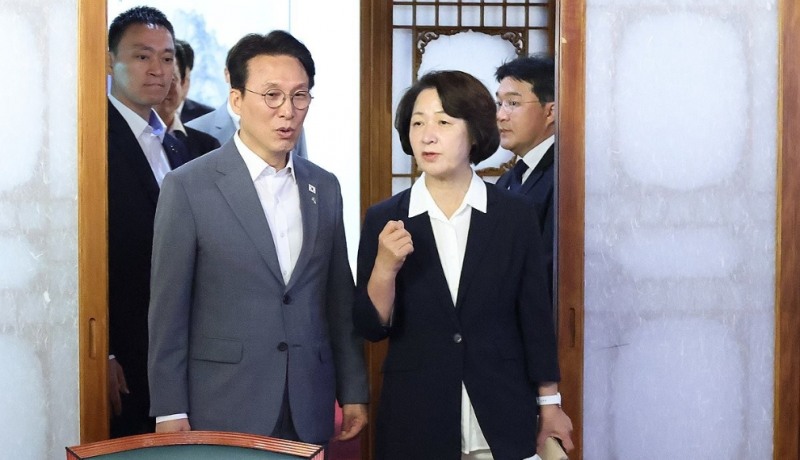 대화하는 김민석 국무총리와 추미애 경기도지사 당선인(사진=연합뉴스)