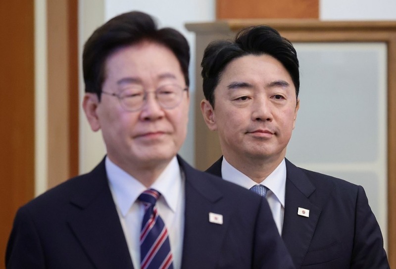 이재명 대통령과 강훈식 비서실장(사진=연합뉴스)