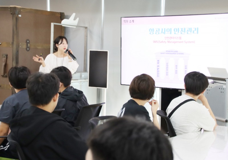 9월 18일(금) 트리니티항공이 국립항공박물관에서 서울 송정중학교 학생들을 대상으로 항공 진로 교육 강연을 진행하고 있다.(사진=트리니티항공)