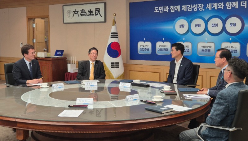 TS 정용식 이사장(사진 중앙)과 이원택 전북특별자치도지사(사진 맨 오른쪽), 유희태 완주군수(사진 맨 왼쪽)이 기념사진을 찍고 있는 모습.(사진=TS)