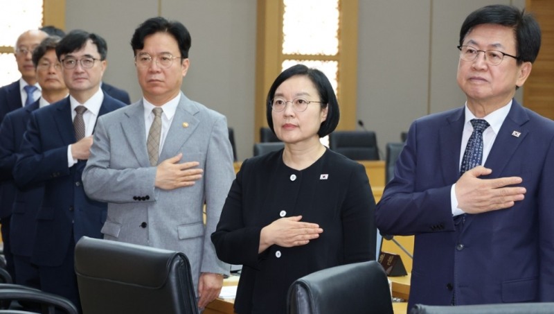 국기에 경례하는 한성숙 국무총리(사진=연합뉴스)