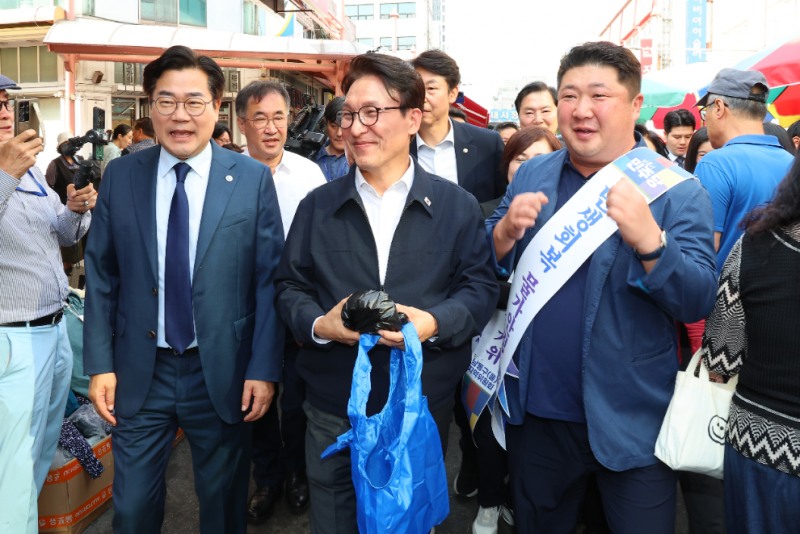 인천 재래시장 방문한 김민석 대표(사진=연합뉴스)