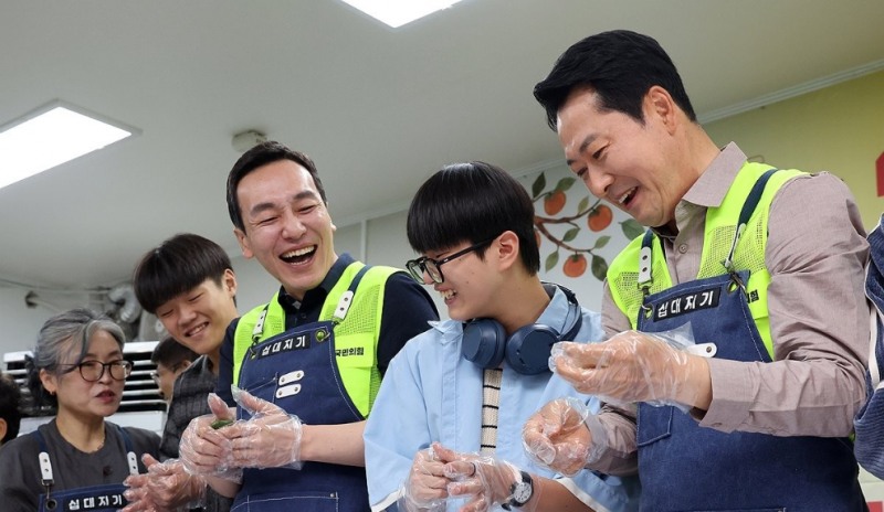송편 만드는 장동혁 대표(사진=연합뉴스)