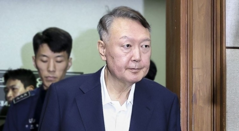 법정 들어서는 윤석열 전 대통령(사진=연합뉴스)