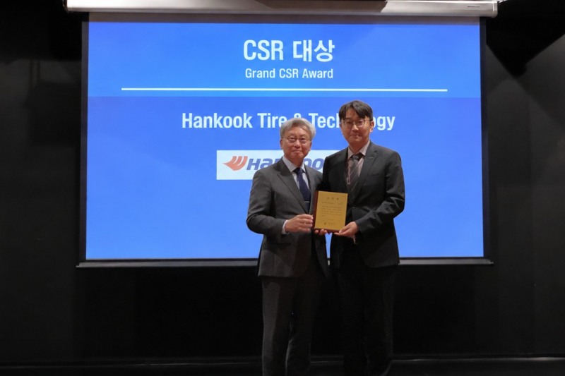 (왼쪽부터) 박철민 주헝가리 대한민국대사, 한국타이어 헝가리공장 김형규 HR 팀장.(사진=한국타이어)