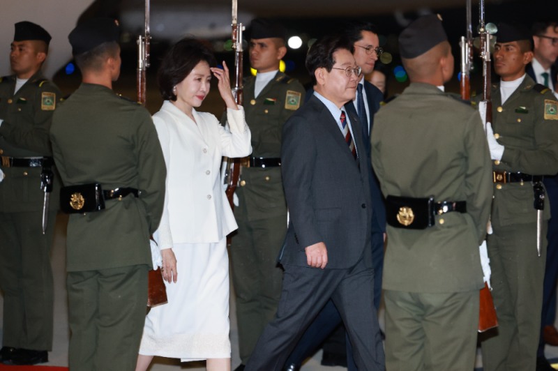 멕시코를 국빈방문한 이재명 대통령과 김혜경 여사가 23일(현지시간) 멕시코시티 펠리페 앙헬레스 국제공항에 도착한 공군 1호기에서 내려 이동하고 있다.(사진=연합뉴스)