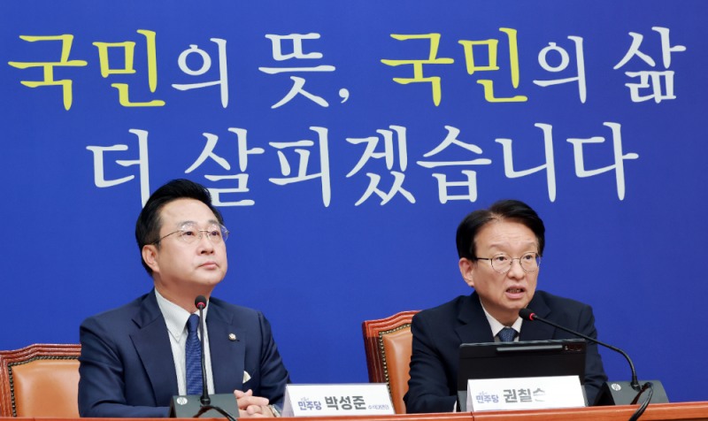 더불어민주당 권칠승 정책위의장과 박성준 수석대변인이 27일 국회에서 추석민심 기자간담회를 하고 있다.(사진=연합뉴스)