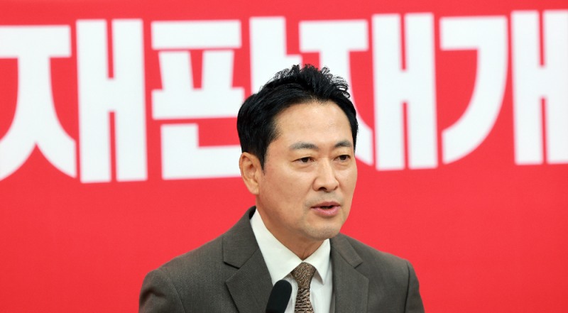 국민의힘 장동혁 대표가 27일 국회에서 농지 전수조사, 비무장지대(DMZ) 지뢰폭발 추정 사고 등 현안과 관련해 기자회견을 하고 있다.(사진=연합뉴스)